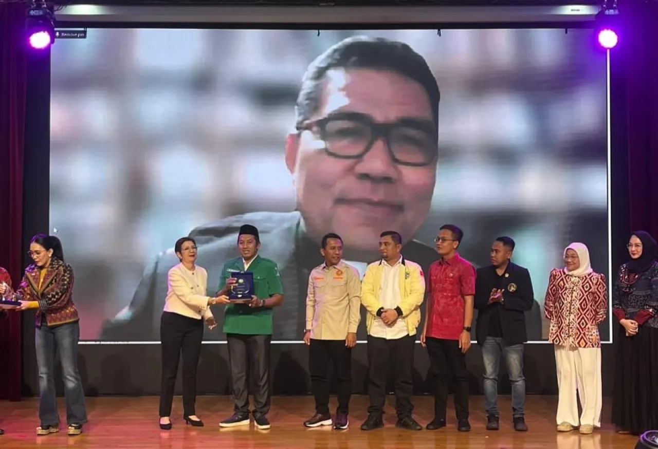 Ketua Umum GP Ansor Addin Jauharudin Raih Penghargaan atas Deklarasi Jakarta-Vatikan yang Visioner
