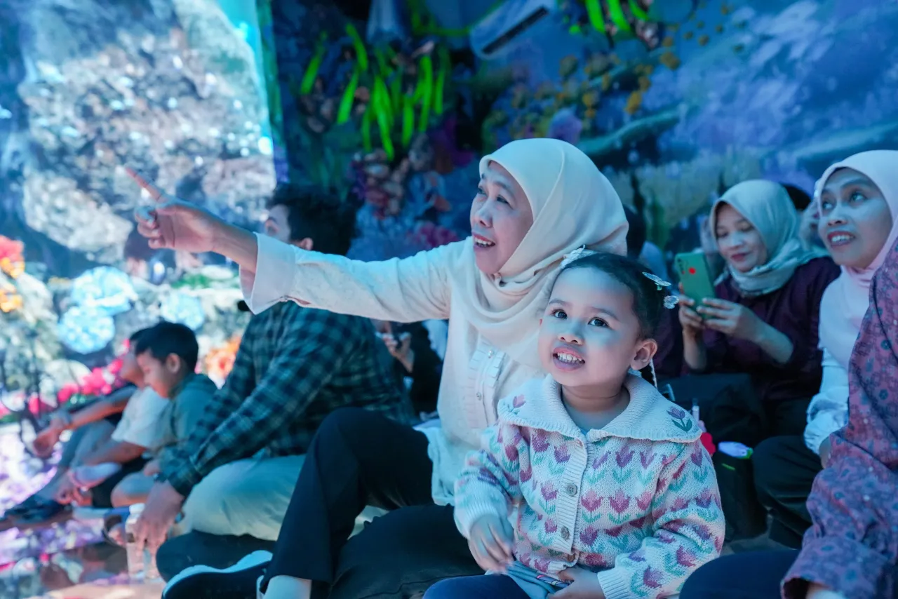 Di Jatim Park 2, Khofifah Ajak Aila Nikmati Wahana Baru Metaverse Glass Theater