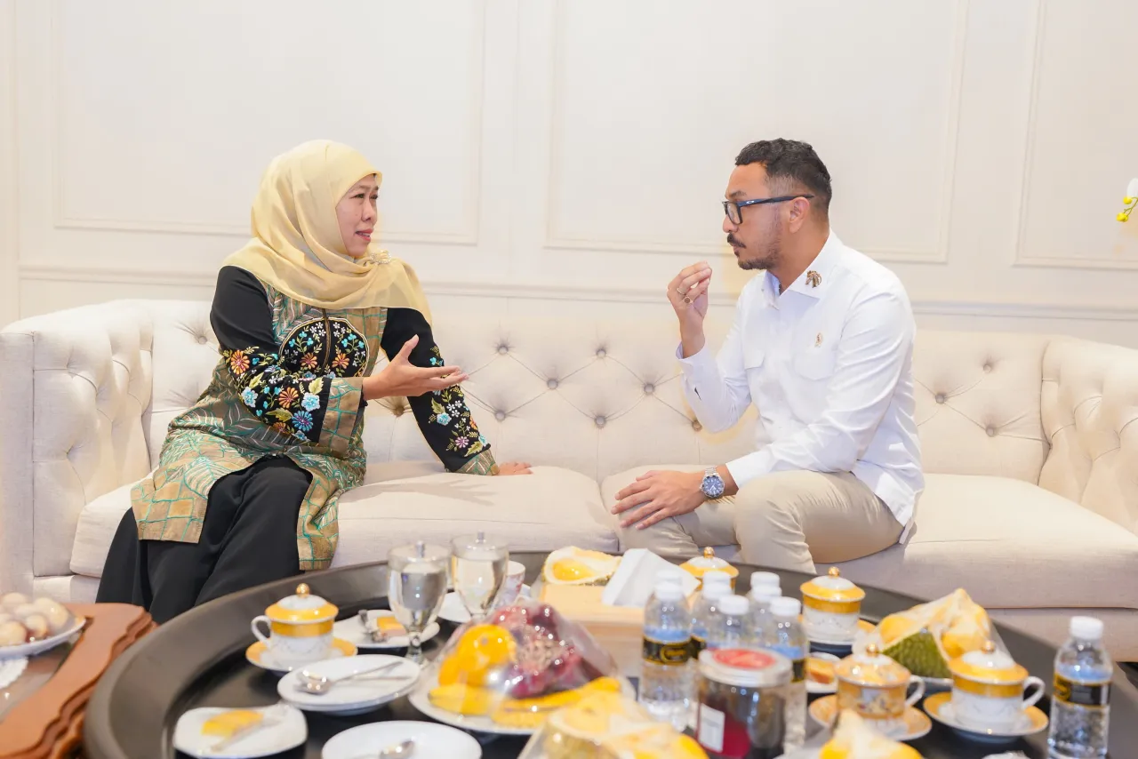Durian Lover, Khofifah Suguhkan Durian Black Thorn Asal Blitar Saat Diskusi Gayeng dengan Wamen Giring