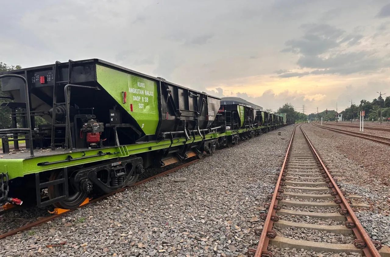 Percepat Normalisasi Jalur KA di Grobogan, Daop 8 Kirim Batu Ballast ke Lokasi
