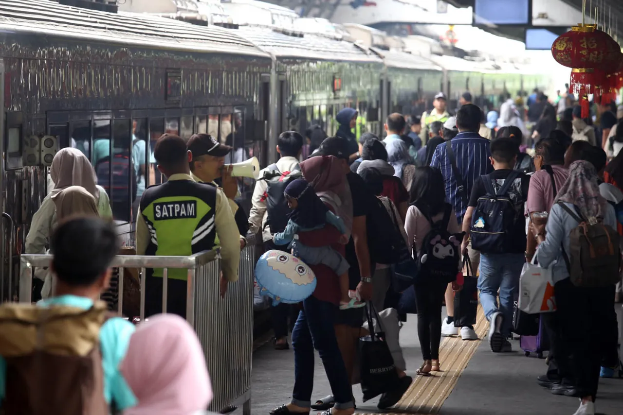 Naik Kereta Api Pilihan Liburan Nyaman dan Hemat di Indonesia