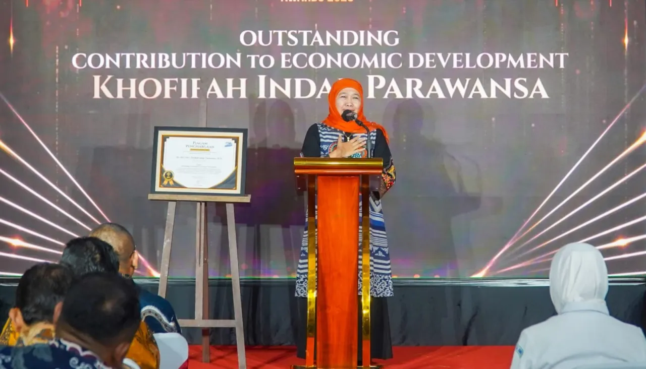 Khofifah Terima Penghargaan Outstanding Contribution to Economic Development