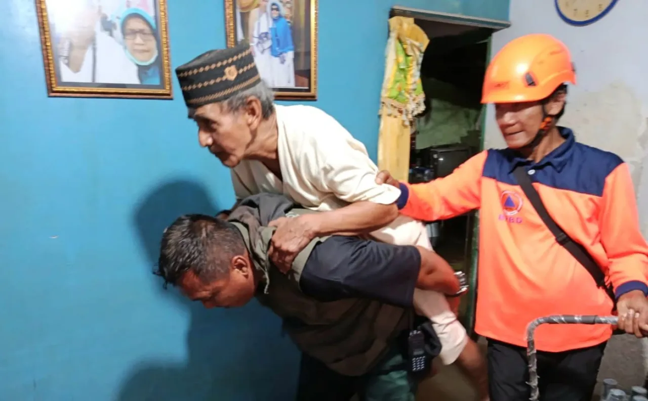 Tim BPBD Jatim Evakuasi dan Serahkan Bantuan Logistik untuk Korban Banjir Gresik