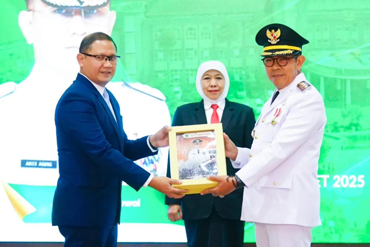 Gubernur Khofifah Hadiri Sertijab Pj Wali Kota Aries Paewai kepada Wali Kota Batu terpilih Nurochman