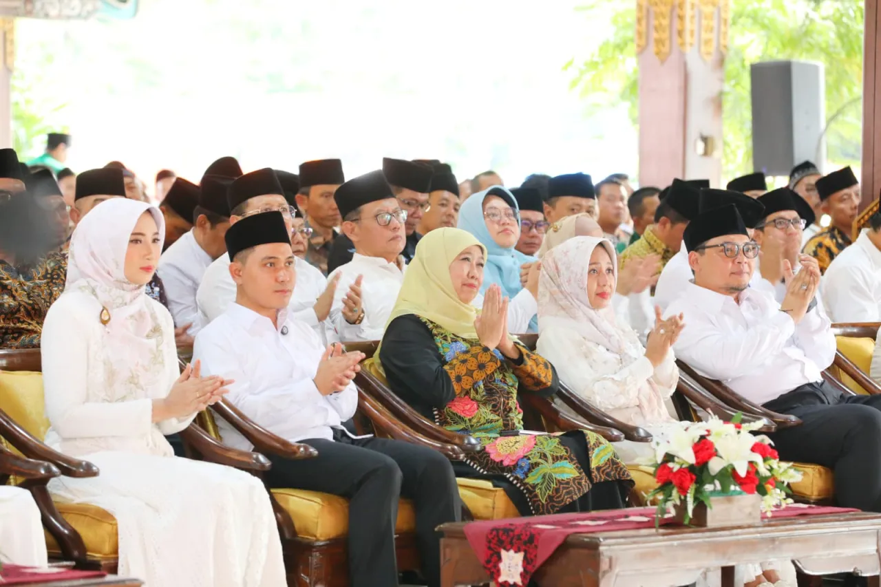 Di Mojokerto, Gubernur Khofifah Serahkan Santunan 200 Anak Yatim, Bansos PKH Plus dan ASPD