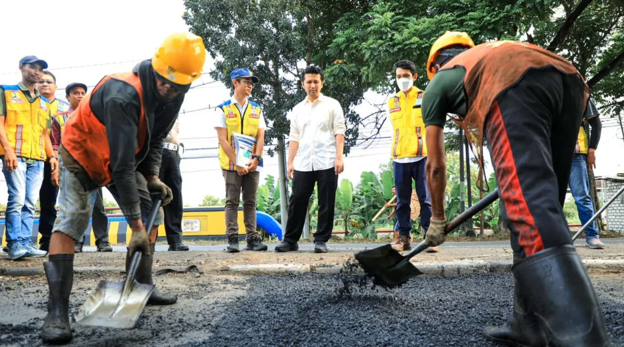 Mas Wagub Emil Cek Proses Penambalan Jalan di Poros Nasional Pantura Lamongan Babat