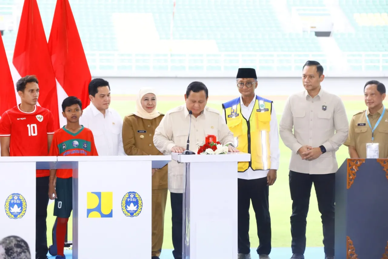 Gubernur Khofifah Dampingi Presiden Prabowo Resmikan Stadion Sepakbola di Sidoarjo