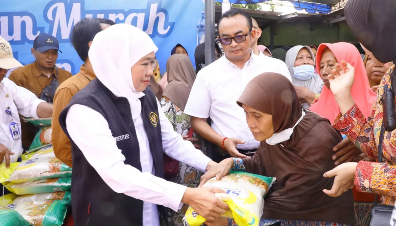Gubernur Khofifah Meninjau Pasar Pangan Murah Ramadan di Sedati Sidoarjo