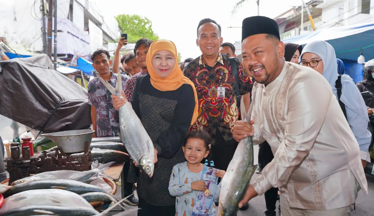 Kunjungi Pasar Bandeng Kawak Bersama Aila, Gubernur Khofifah Kenalkan Tradisi di Gresik kepada Cucu