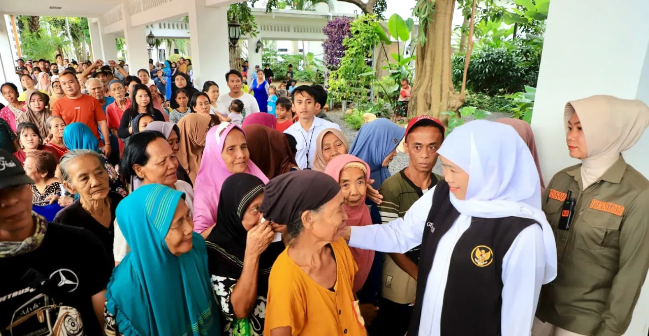 Gubernur Khofifah Berbagi 1500 Paket Sembako dan Zakat Mal pada Warga Sekitar Kantor Gubernur Jatim