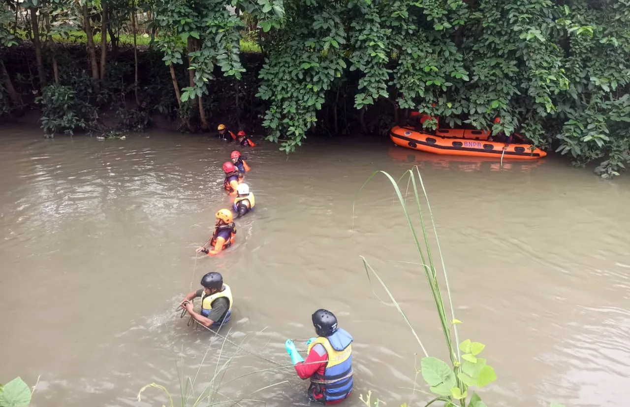 Tragis! Anak 12 Tahun Hanyut di Sungai Pondok Jati Sidoarjo