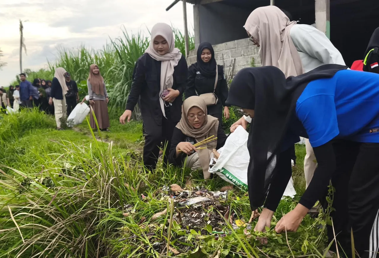 Hari Air Sedunia 2025, Relawan Angkut 270 Kg Sampah dan Tanam 110 Pohon di Tulungagung