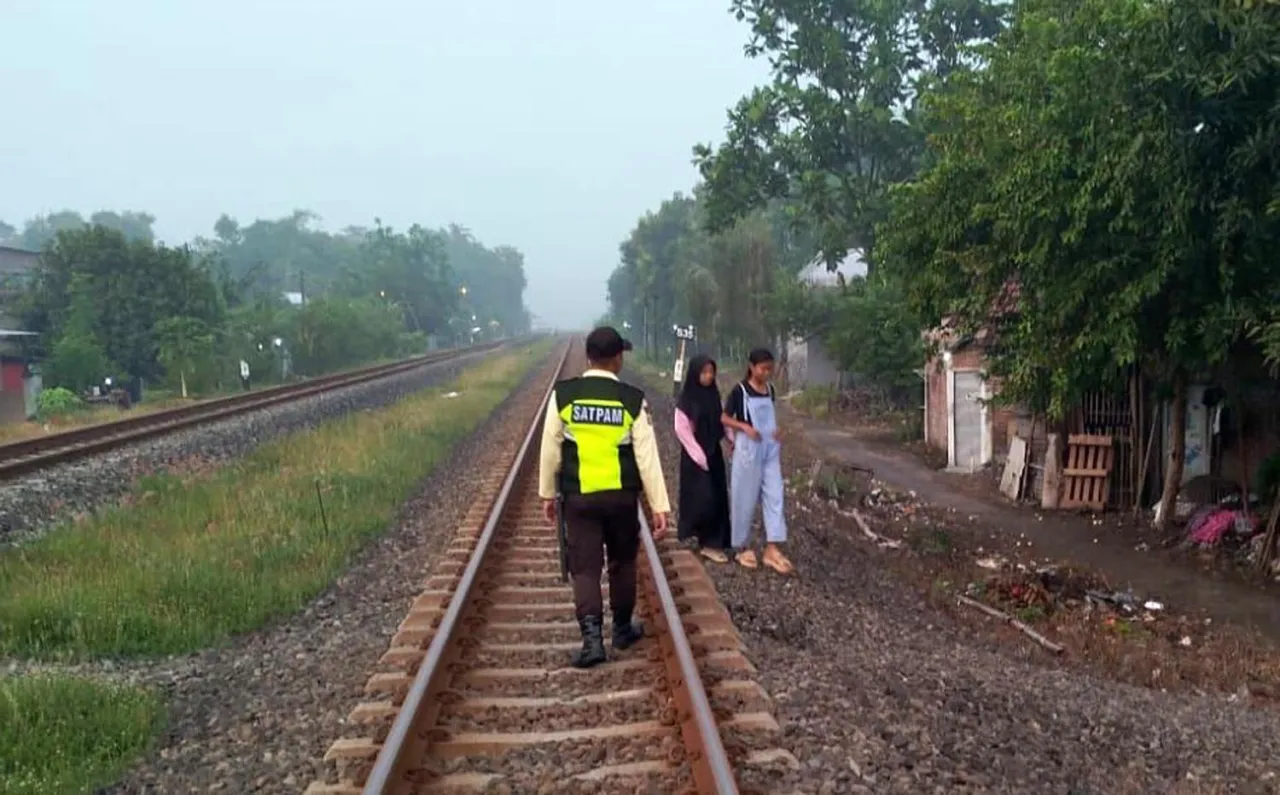 Catat! Ngabuburit di Jalur KA Dilarang