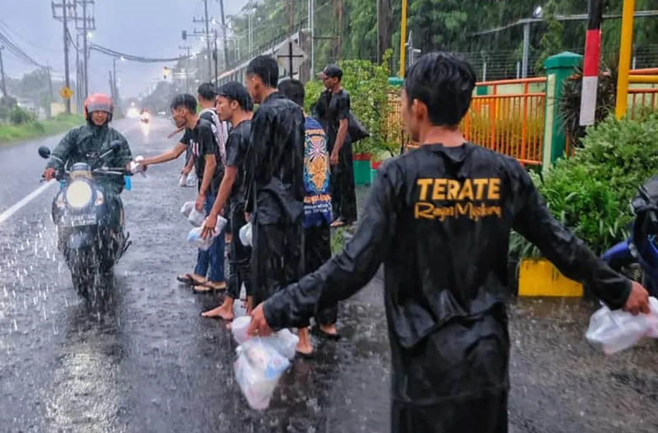 SH Rantau Berbagi Takjil di Tengah Hujan, Bukti Nyata Ajaran Luhur PSHT