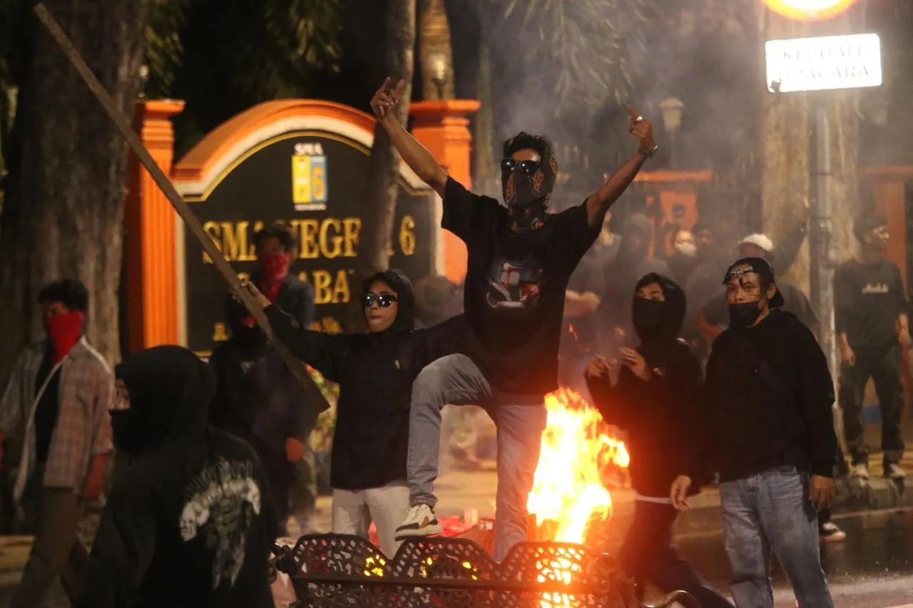 Anti Dwifungsi Meleleh, Kenapa?