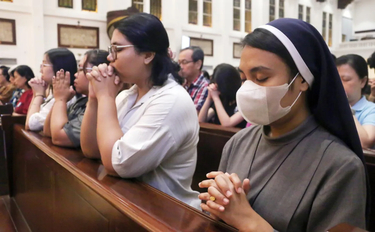 Ratusan Umat Katolik HKY Katedral Surabaya Doakan Mendiang Paus Fransiskus dalam Misa Oktaf Paskah