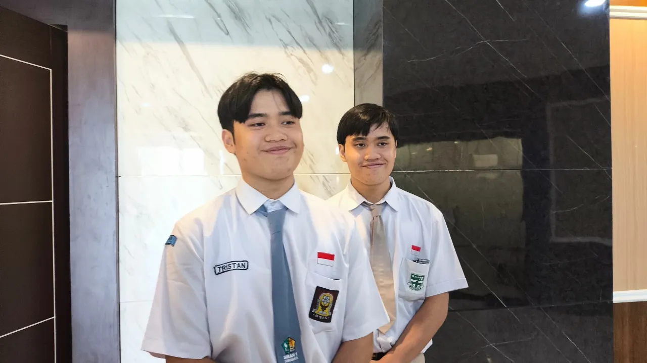 Saudara Kembar Surabaya Lolos SNBP UNAIR, Pilih Jurusan Berbeda demi Masa Depan