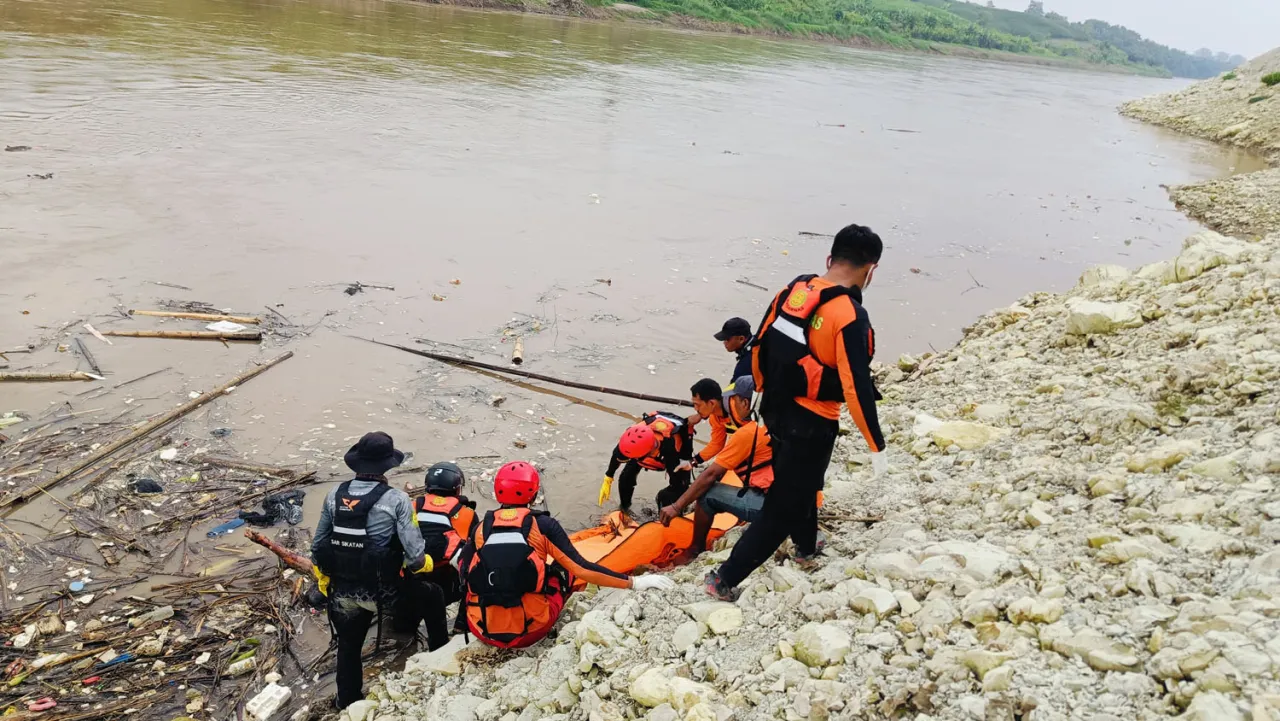 Tenggelam Saat Mandi di Sungai Bengawan Madiun, Remaja Ditemukan Meninggal Dunia