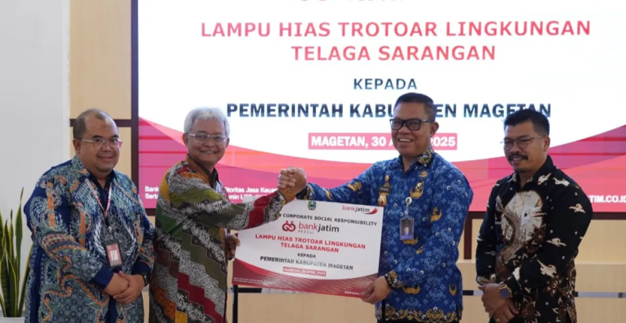 Percantik Trotoar Telaga Sarangan, Bank Jatim Serahkan CSR Lampu Hias