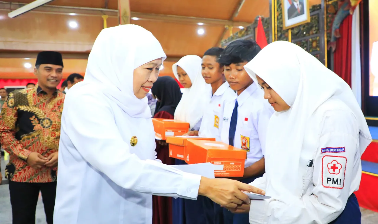 Gubernur Khofifah Serahkan Bantuan Sosial untuk Masyarakat Bangkalan sebesar Rp7,62 Miliar