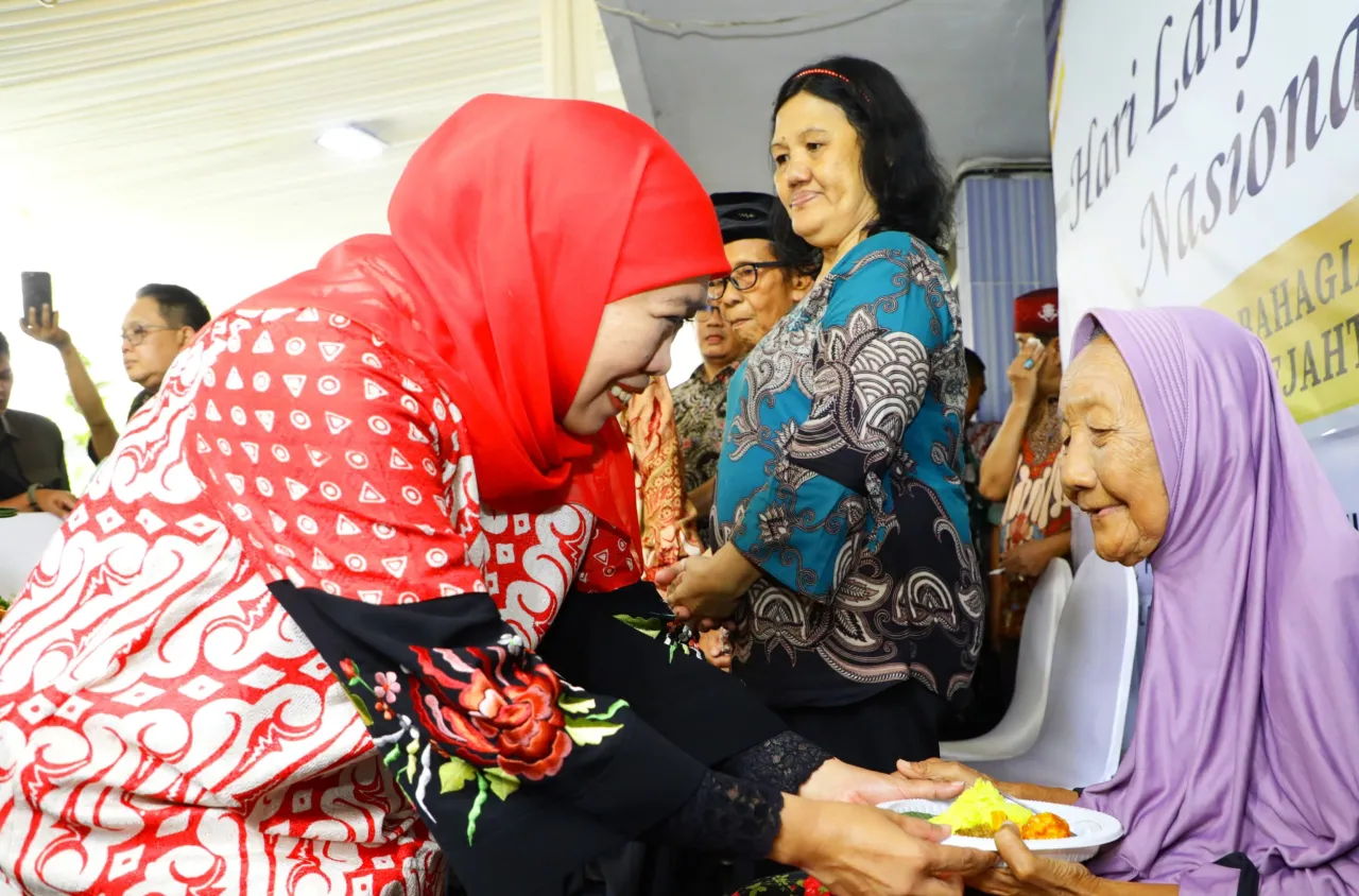 Gubernur Khofifah Berbaur dengan Para Lansia dalam Suasana Penuh Kekeluargaan di Panti Werda Usia Anugerah Surabaya