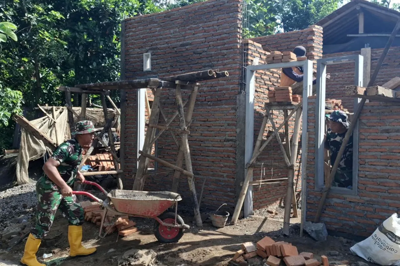 Prajurit Yonif 1 Marinir Bersama Masyarakat Bangun Rumah Layak Huni dalam TMMD di Jember