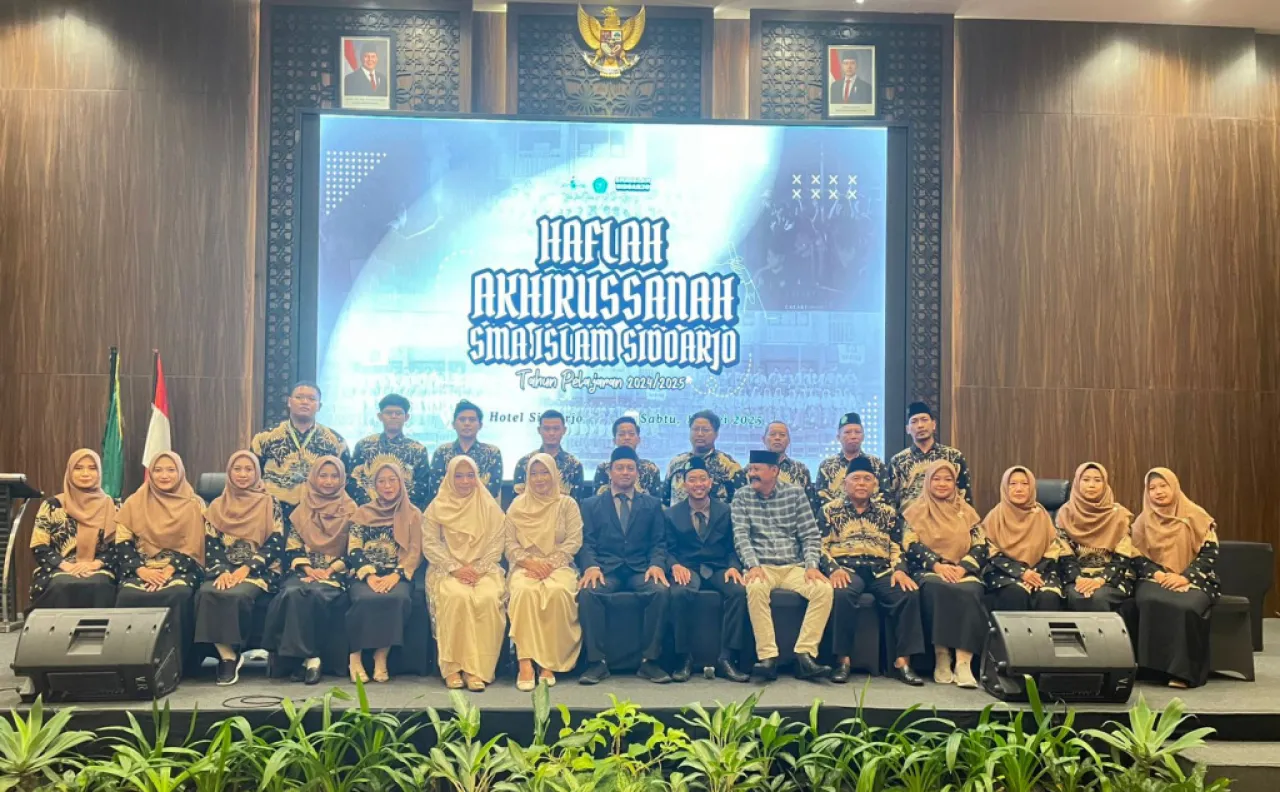 Haflah Akhirussanah SMA Islam Sidoarjo 2025: Wisuda oleh Orang Tua, Simbol Perjuangan dan Doa