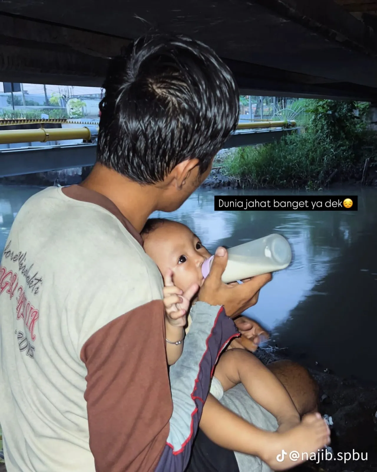 Viral! Kisah Menyentuh Seorang Pria di Sidoarjo Tinggal Bersama Bayi Perempuannya di Bawah Kolong Jembatan