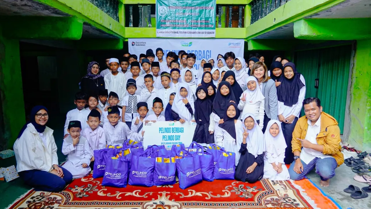 PTP Nonpetikemas Sebar 100 Paket Sembako di Yayasan Yatim Piatu, Rayakan Pelindo Day 2025