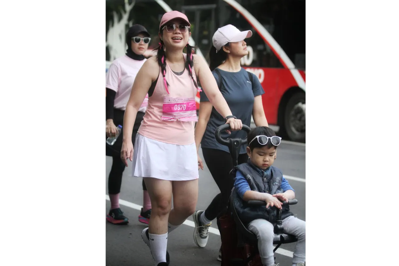 Ribuan Pelari Semarakkan Pink Fun Run with Charity 2025 di Surabaya