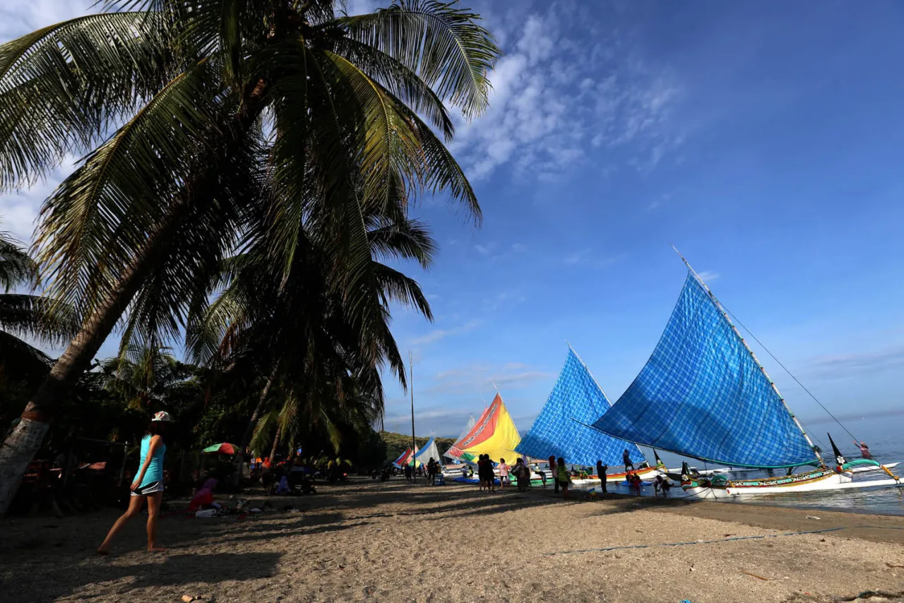 Menikmati Pesona Pantai Pasir Putih Situbondo