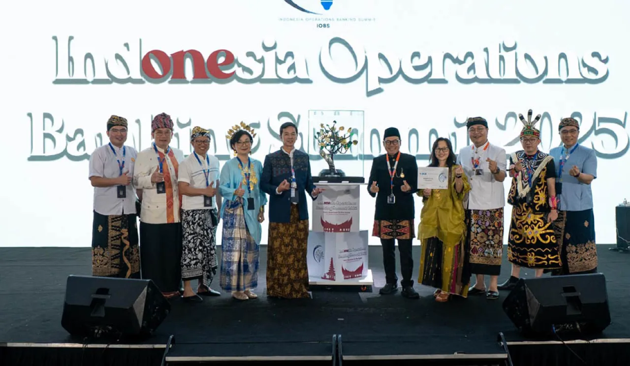 BCA Raih Piala Bergilir Indonesia Operations Banking Summit 2025 Berkat Inovasi Operasional
