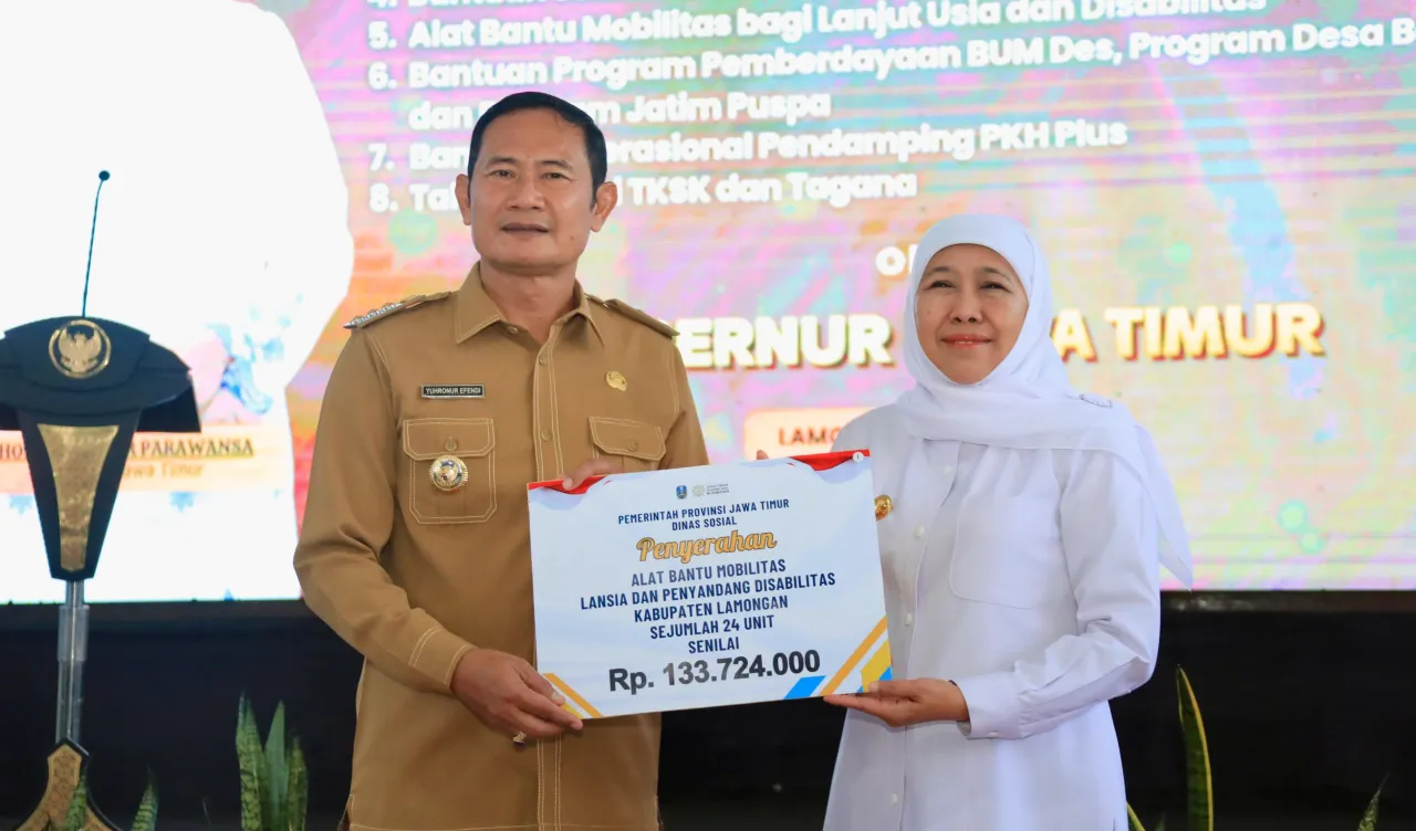 Gubernur Khofifah Menyalurkan Bansos Senilai Rp8,397 Miliar untuk Masyarakat Kabupaten Lamongan