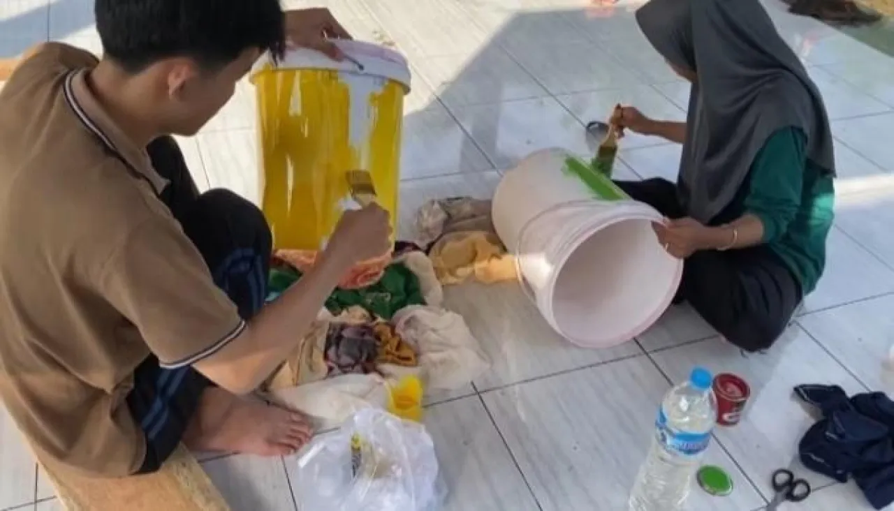 Dukung Wisata Lokal, Mahasiswa UTM Tambah Fasilitas Edukasi di Pantai Lobuk, Bumianyar, Bangkalan