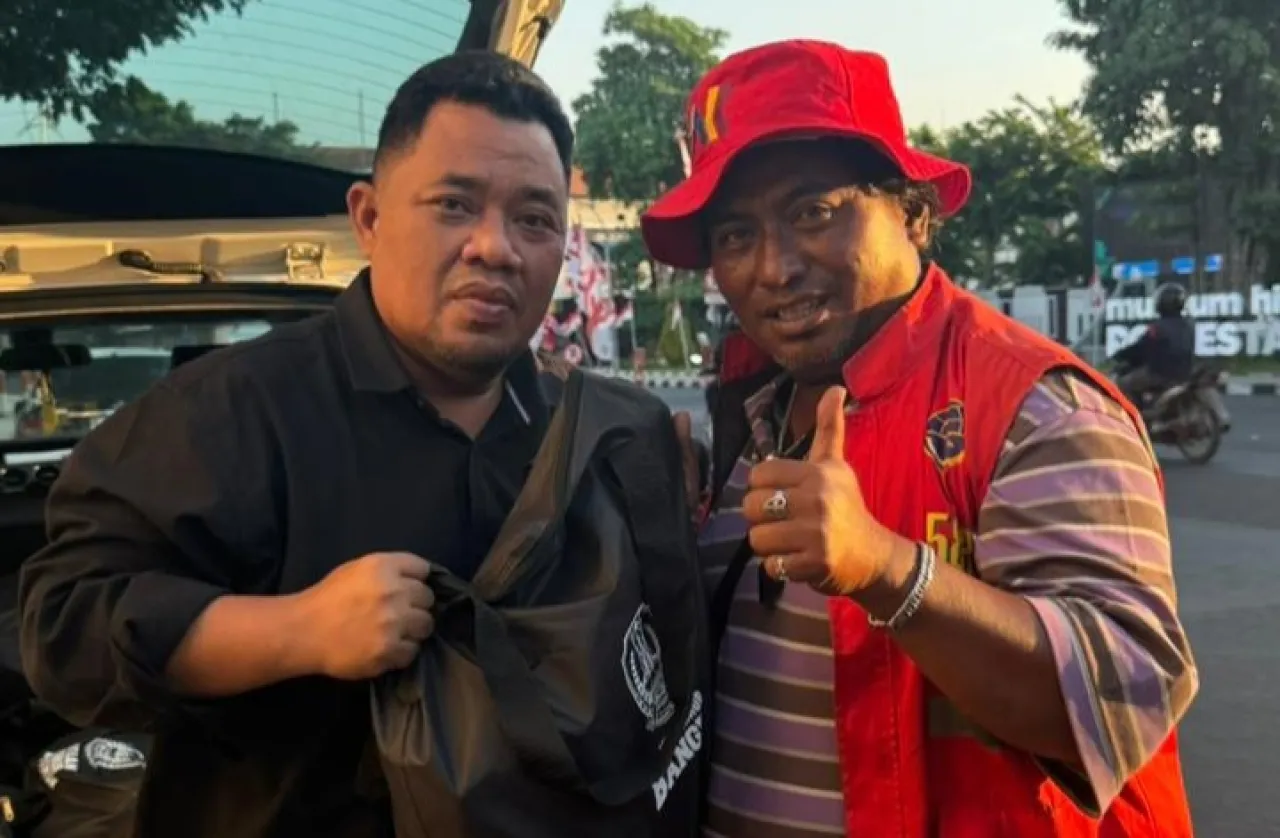 Gus Yusuf Bagikan Bendera Merah Putih dan Salurkan Bantuan Gubernur Jatim kepada Ojol dan Jukir