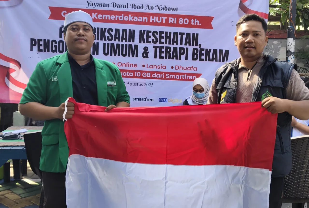 Menjelang Hari Kemerdekaan, Yayasan Darul Ibad An Nabawi Bagikan 100 Bendera Merah Putih