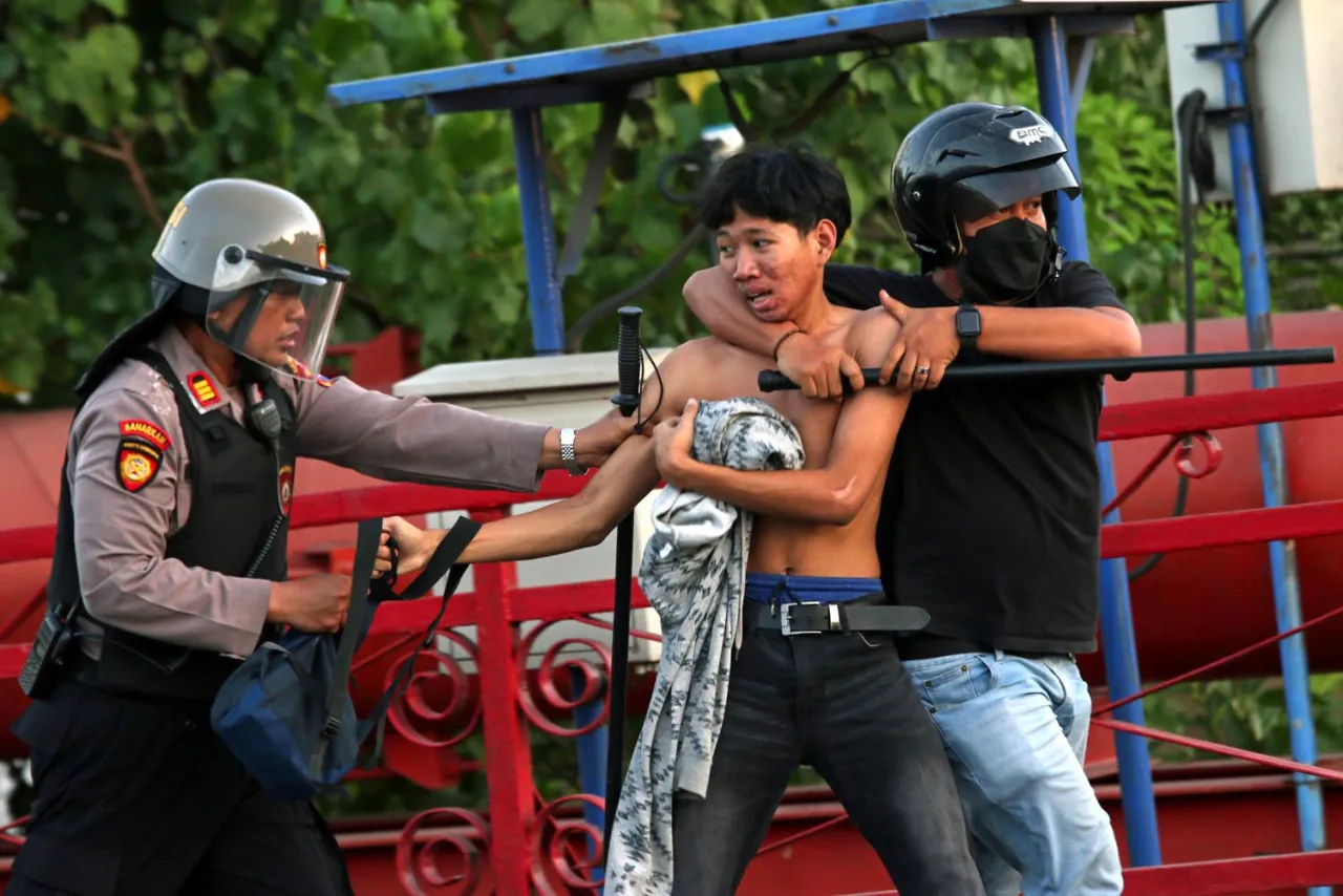 Surabaya Memanas! Demo di Depan Polrestabes Berujung Bentrok