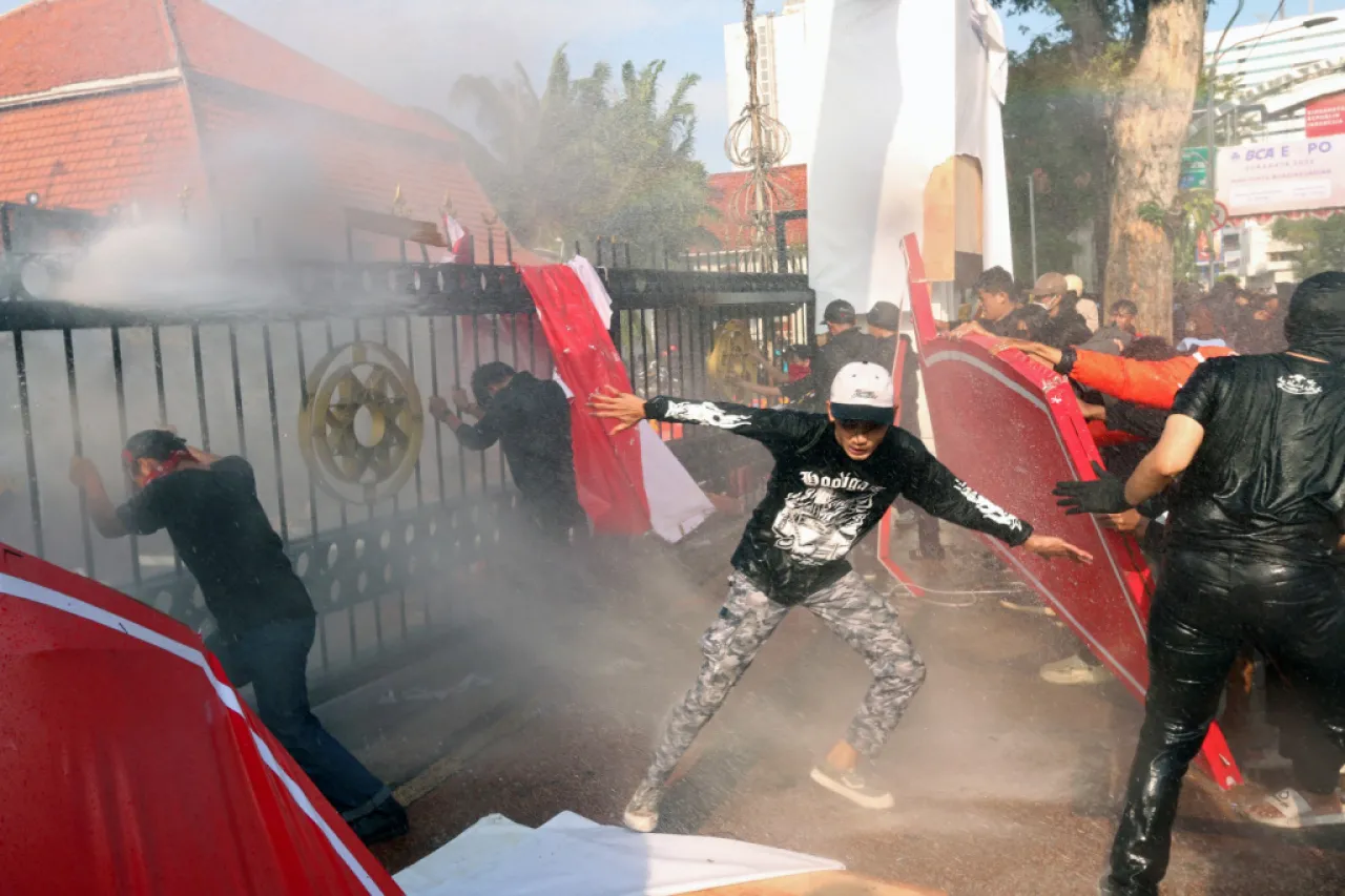 Surabaya Mencekam, Demo Ojol Berujung Bentrokan di Depan Gedung Negara