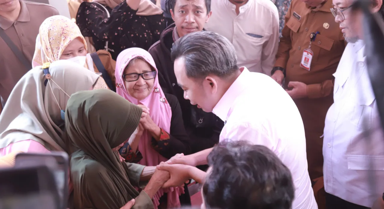 Gus Bupati Gelar Pro Gus'e Peduli Kesehatan di Kalisat, Fasilitasi Ratusan Peserta Operasi Katarak