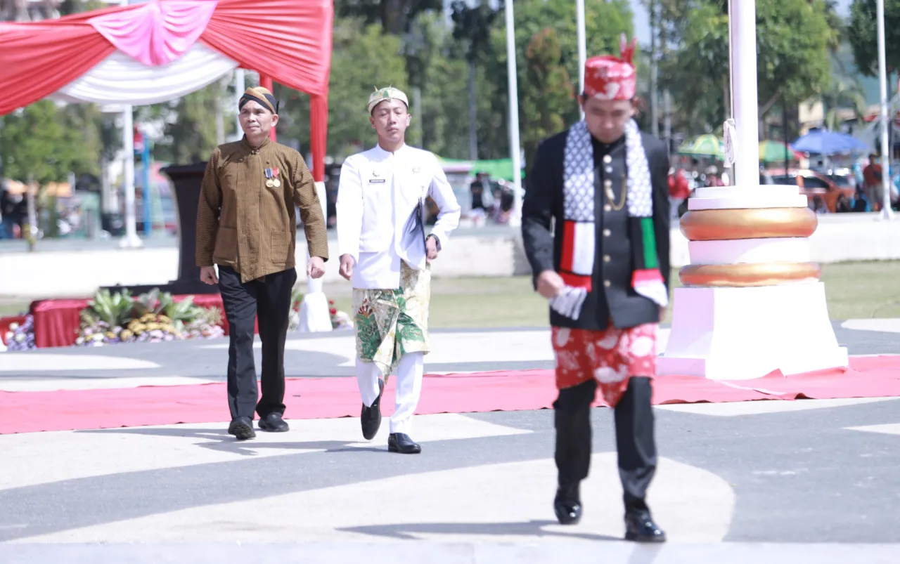 Kenakan Selendang Palestina, Gus Bupati Beri Pesan Damai saat Upacara HUT RI ke-80