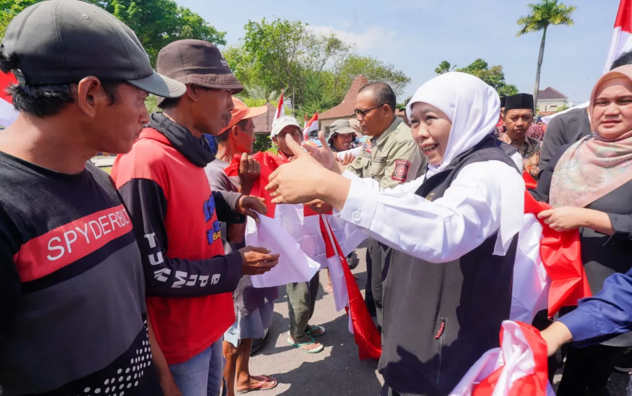 Gubernur Khofifah Serukan Masyarakat Jatim Kibarkan Bendera Merah Putih Sebulan Penuh