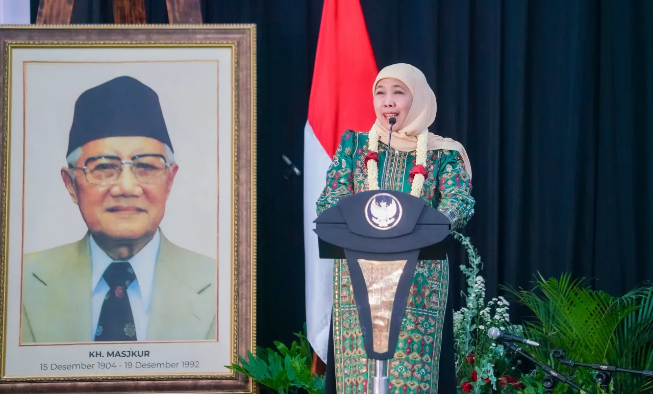 Gubernur Khofifah Ajak Siswa Teladani Perjuangan KH Masjkur dan KH Tholchah Hasan