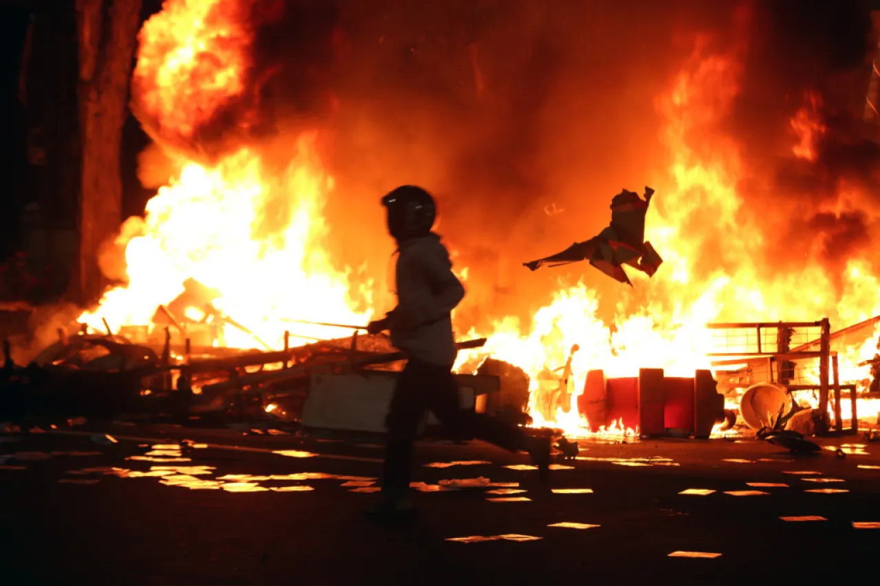 Polsek Tegalsari Surabaya Jadi Sasaran Amuk Massa: Gedung Dibakar, Fasilitas Dijarah