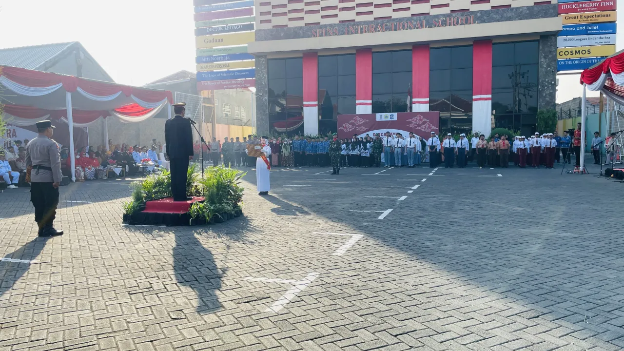 SPINS Interactional School Peringati HUT ke-80 RI, Salurkan Donasi dan Anugerahkan SPINS Inisiator 2025