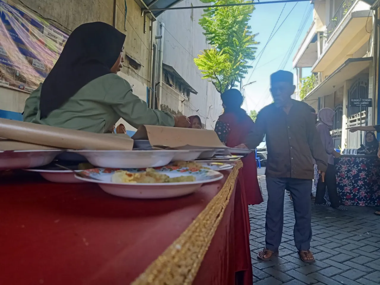 Cerita Inspiratif dari Kota Pahlawan: Kepedulian Lewat Sepiring Lontong Sayur