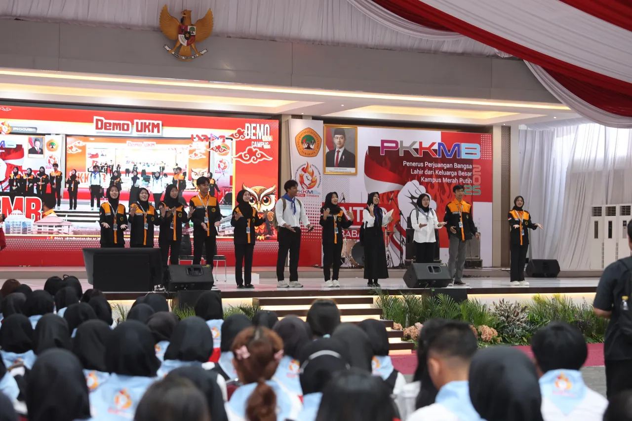 Di Hari Ke-4 PKKMB, Untag Surabaya Gelar Demo Kreatif UKM Bidang Media dan Informasi