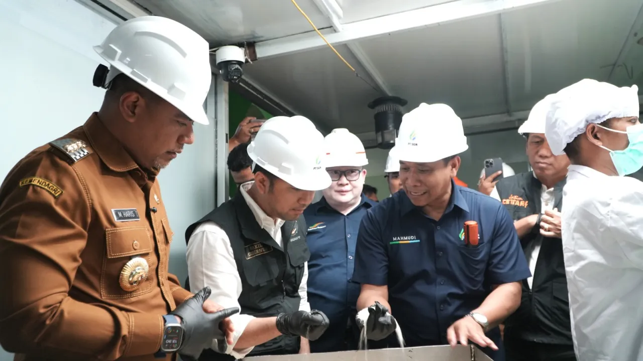 Pemprov Jatim Dorong Percepatan Serapan Gula Petani, Wakil Gubernur Jatim Emil Dardak Tinjau PG Gending PT SGN