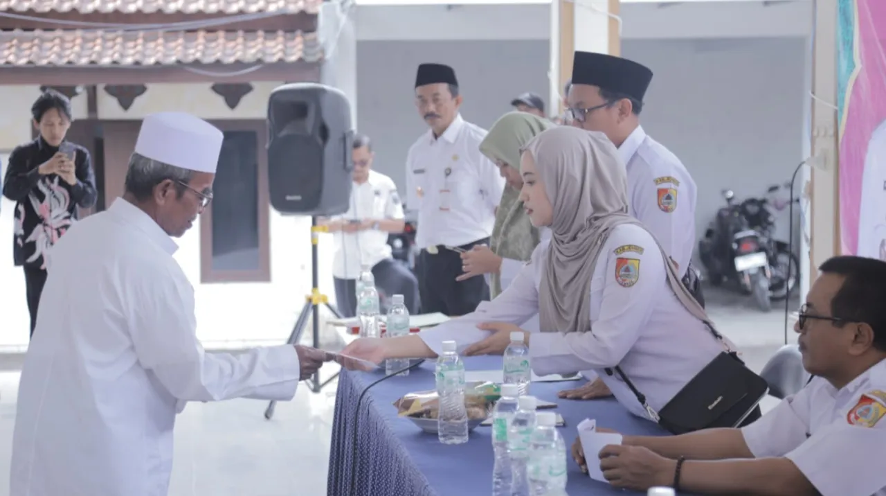 Bupati Fawait Wujudkan Janji Salurkan 22.000 Honorarium Guru Ngaji