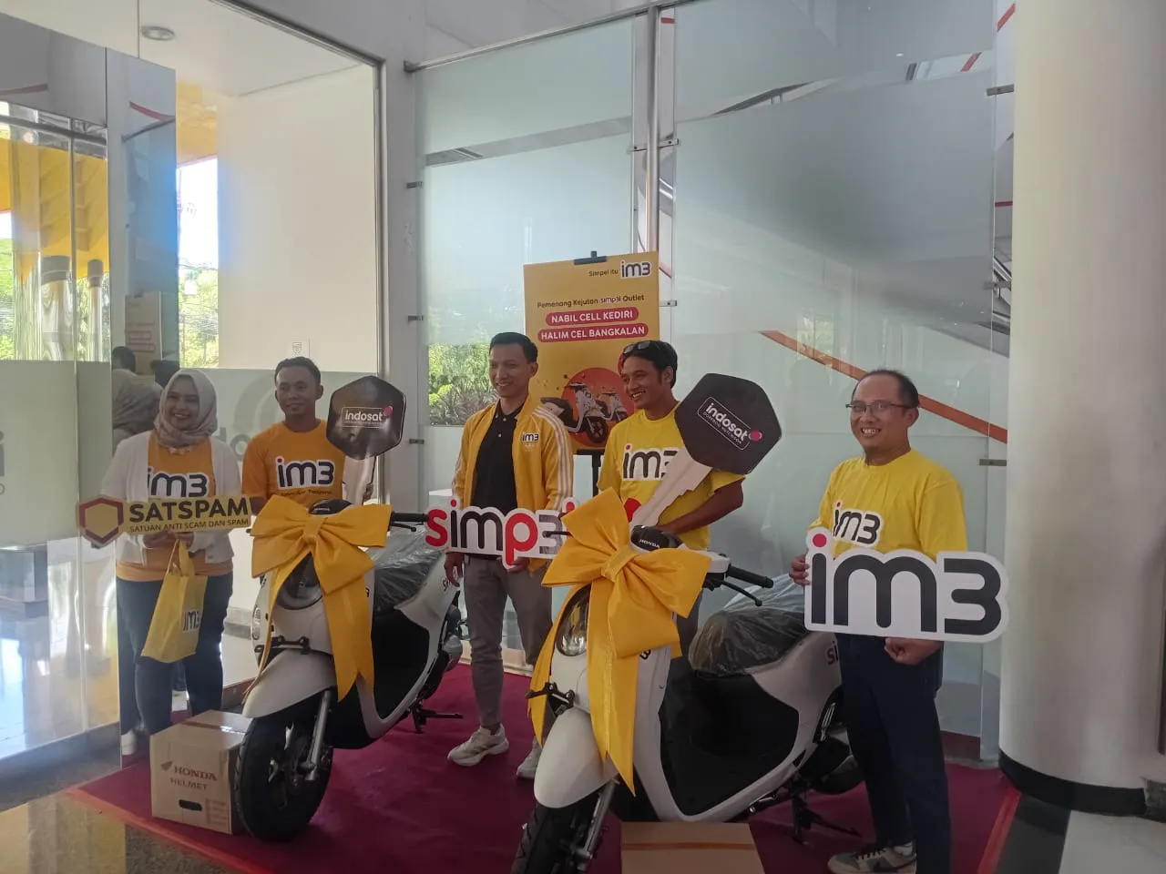 Kejutan Simpel IM3: Indosat Ooredoo Hutchison Hadiahi Dua Outlet Terbaik di Jawa Timur dengan Sepeda Motor