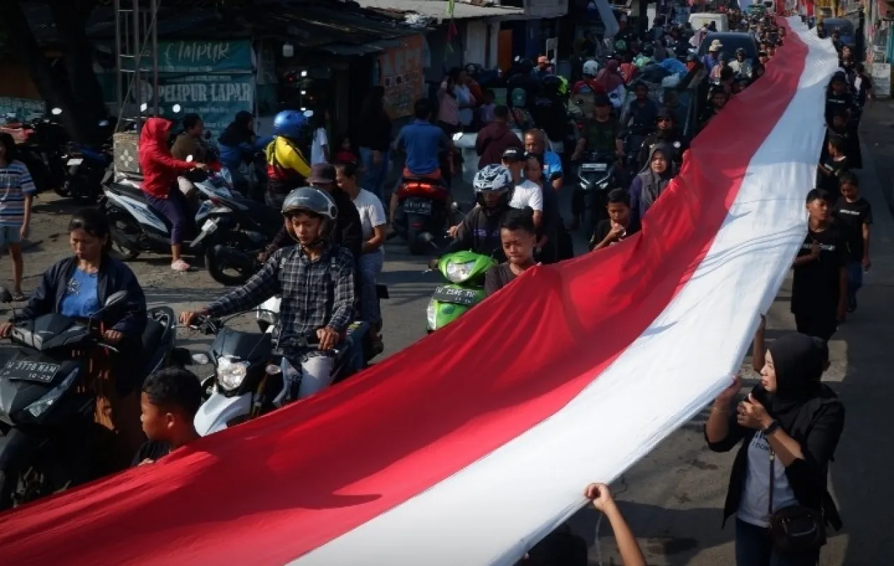 Perkuat Nasionalisme, Warga Sidoarjo Gelar Kirab Bendera 100 Meter untuk Pesan Damai dan Persatuan